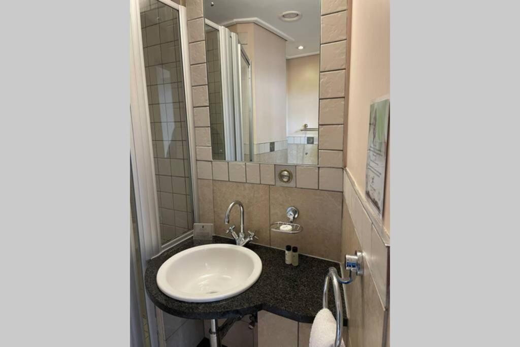 Cool & Easy Flat In The Heart Of Marshalltown Johannesburg Esterno foto